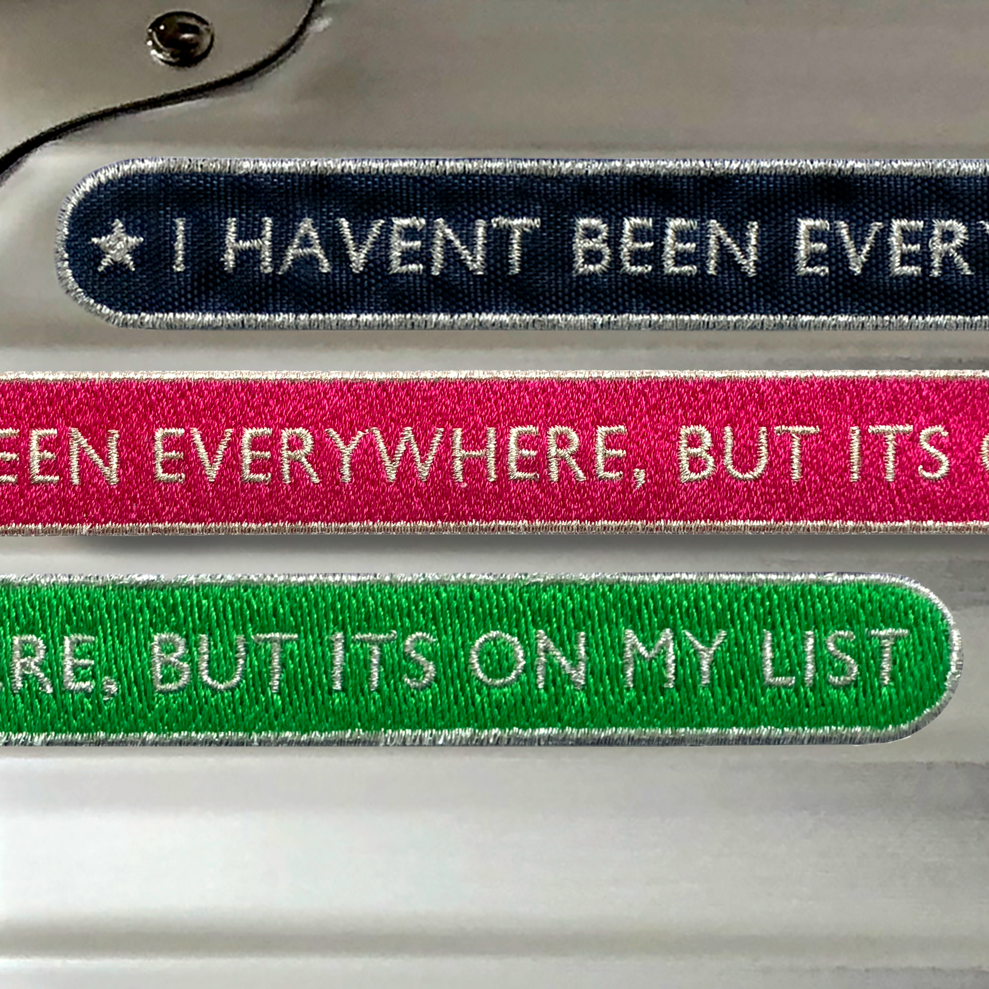 KOFFER PATCH: EVERYWHERE · dunkelblau/silber