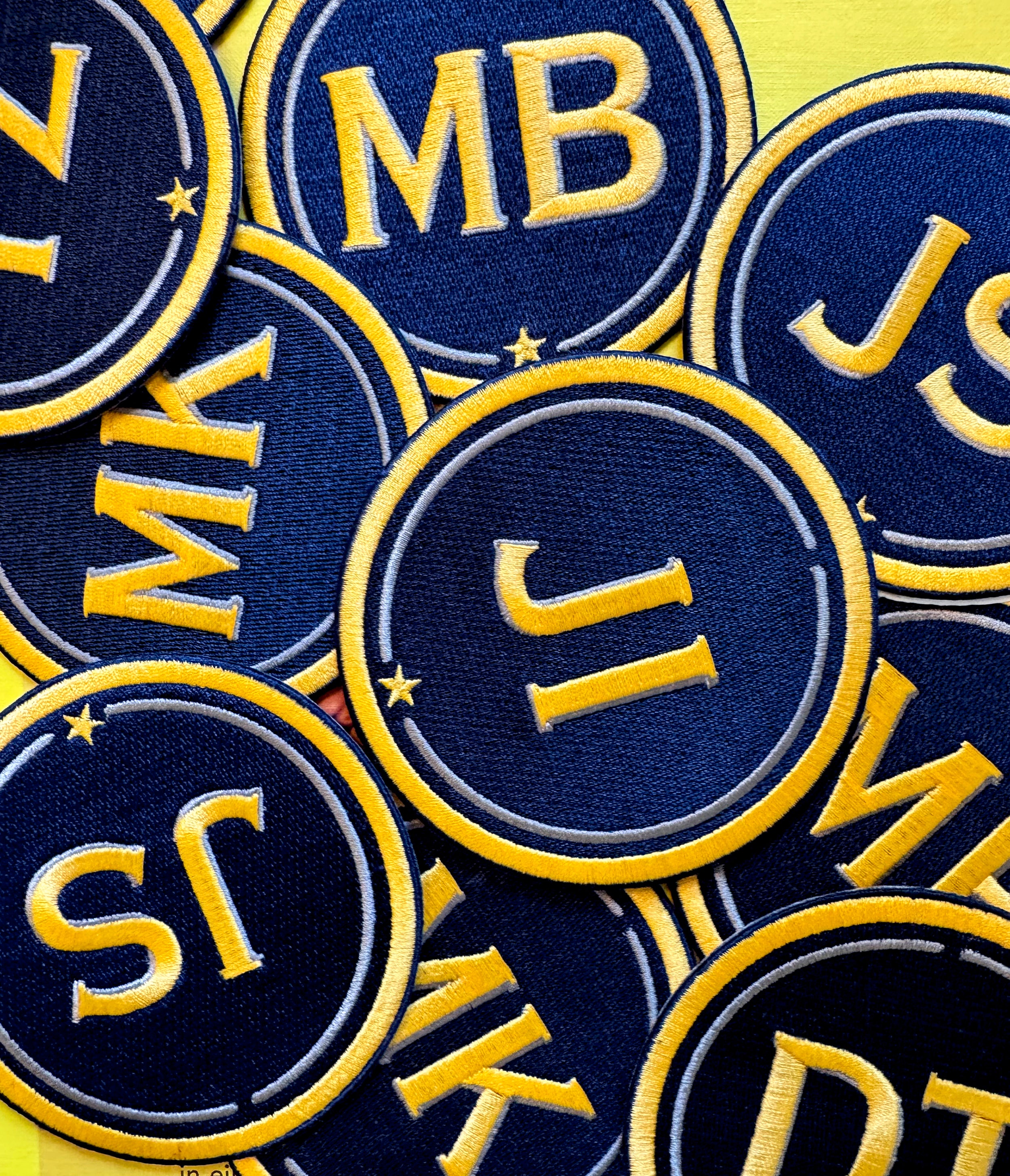 Label INITIALEN · 9cm · gelb/beige · personalisierbar