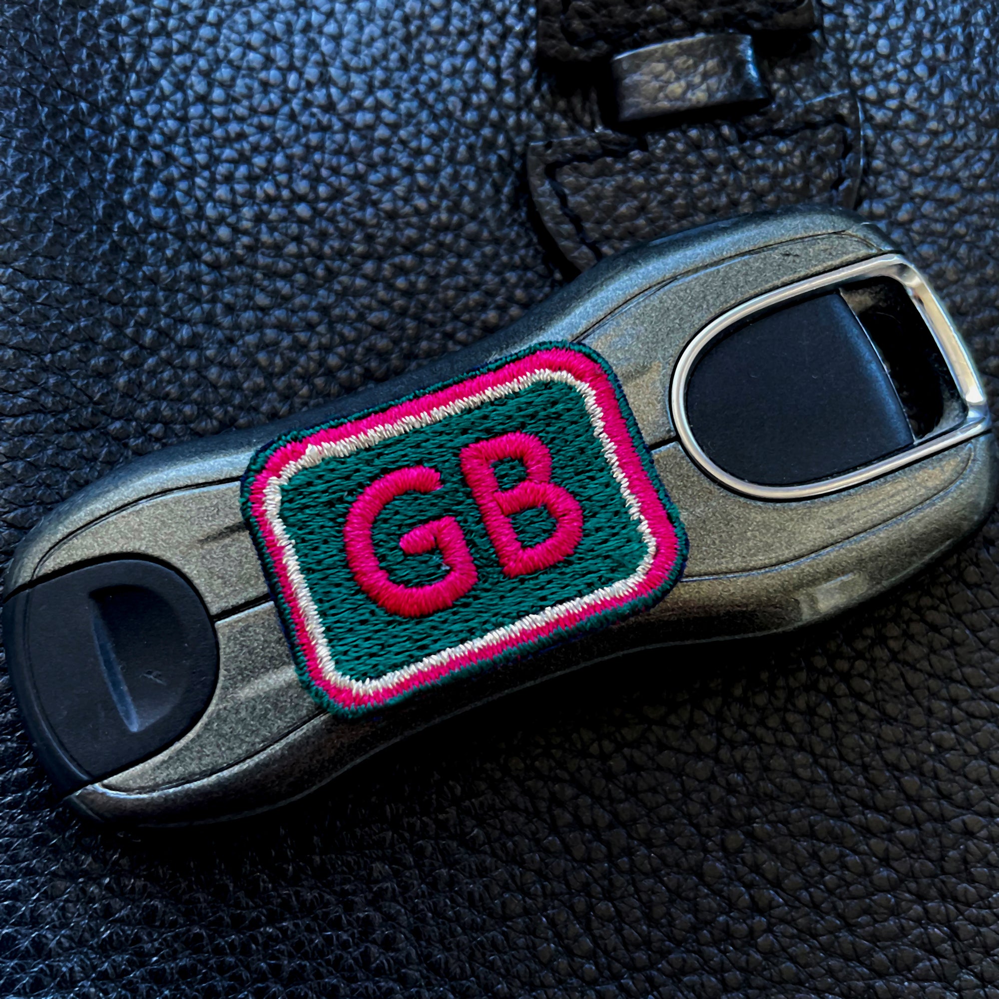 Label Mini Initialen · pink/dunkelgrün