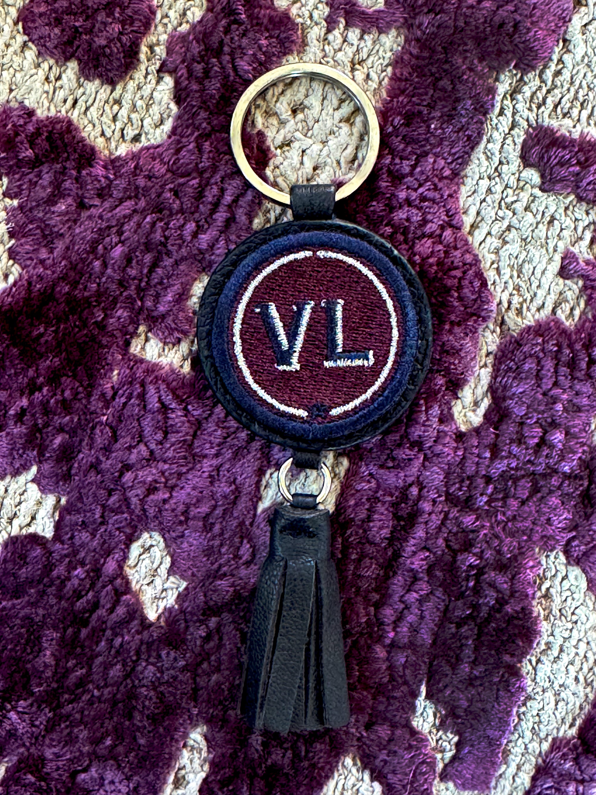 Schlüsselanhänger INITIALEN · bordeaux · mit Tassel · personalisierbar