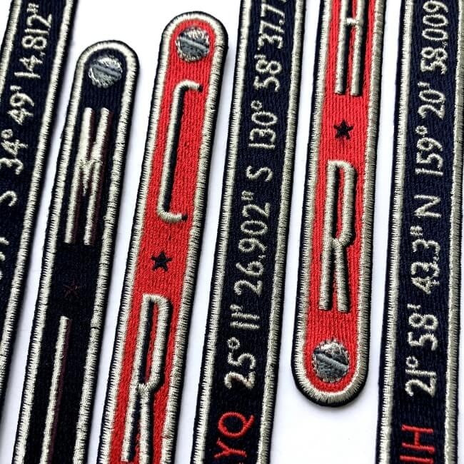 KOFFER PATCH: INITIALEN VERTIKAL 2L · dunkelblau/bordeaux/silber · personalisierbar