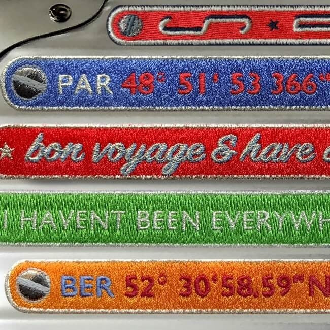 KOFFER PATCH: INITIALEN VERTIKAL 2L · rot/dunkelblau/silber · personalisierbar