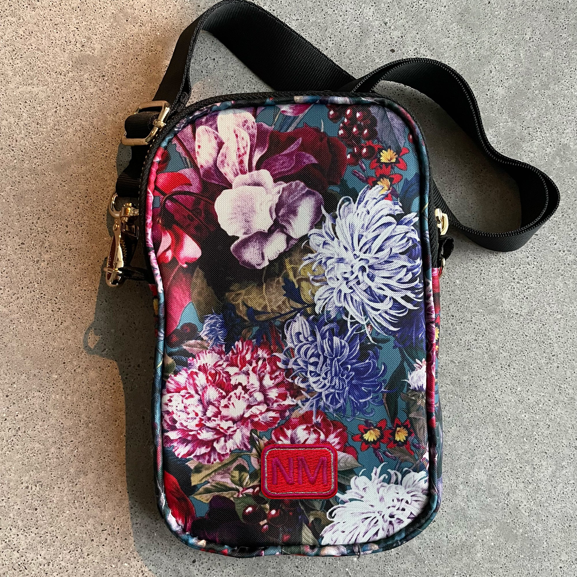 Cross Bag Blumenbouquet mit Initialen-Patch