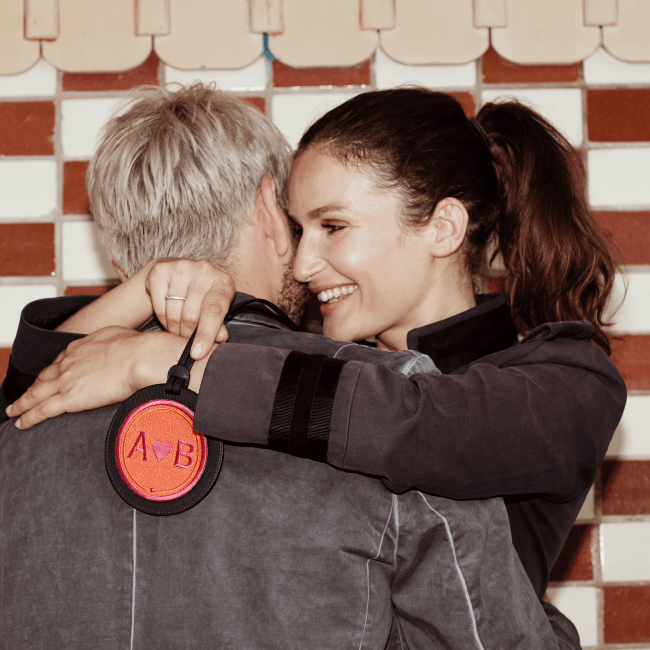 Label LOVE · 9cm · gelb/beige · personalisierbar