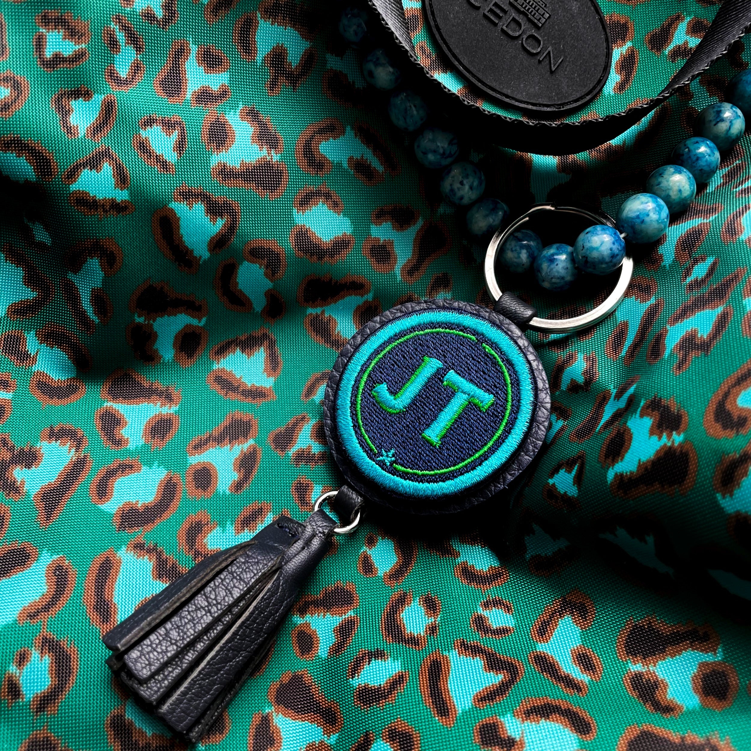 Schlüsselanhänger INITIALEN · türkis/grün · mit Tassel · personalisierbar