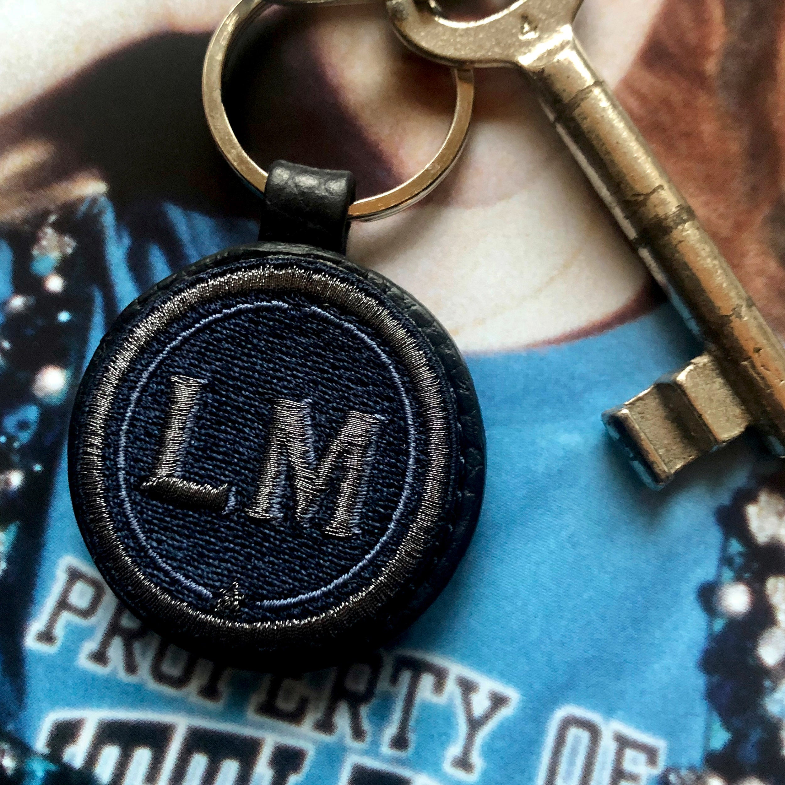 Schlüsselanhänger INITIALEN · anthrazit metallic/marine