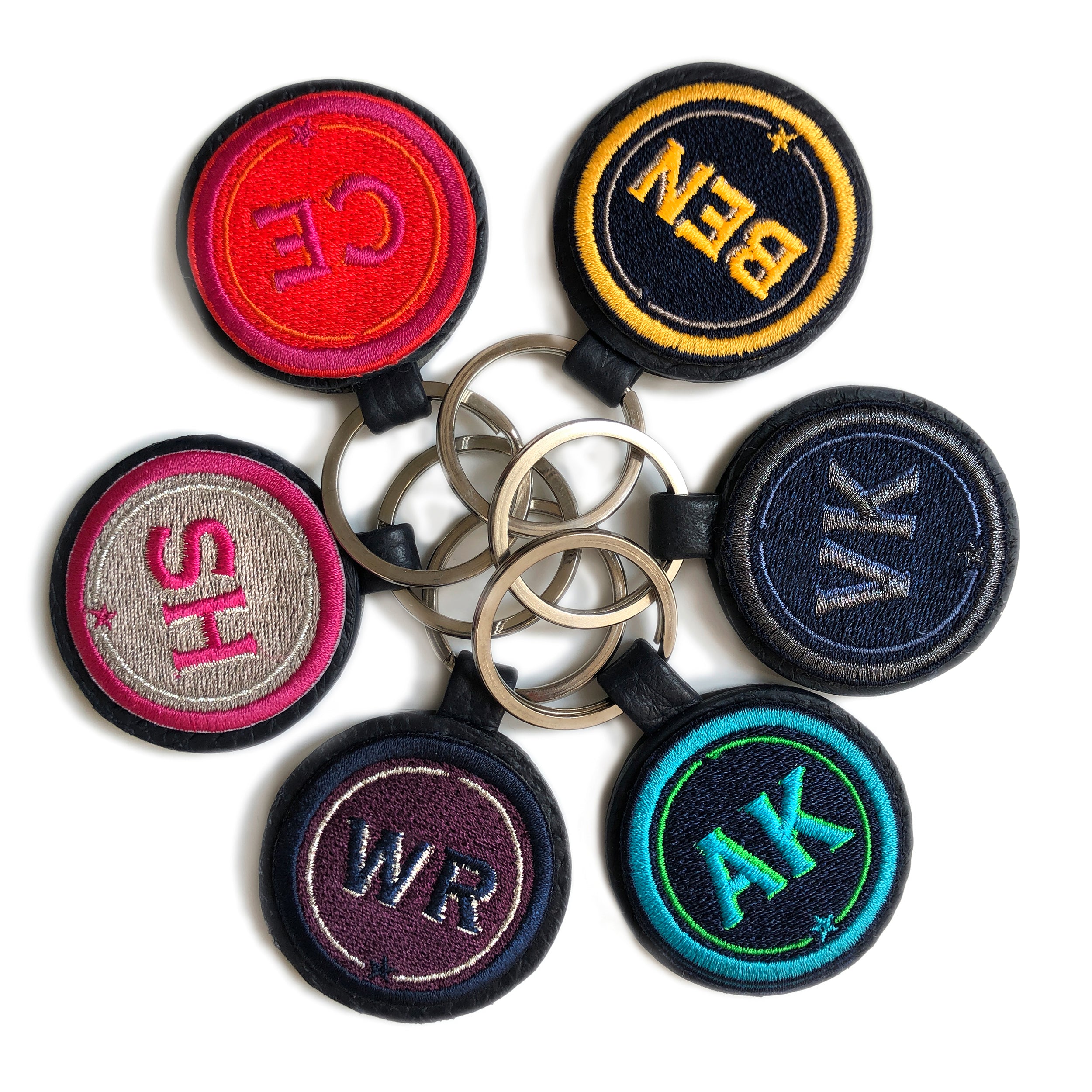 Schlüsselanhänger INITIALEN · rot/pink · mit Tassel · personalisierbar