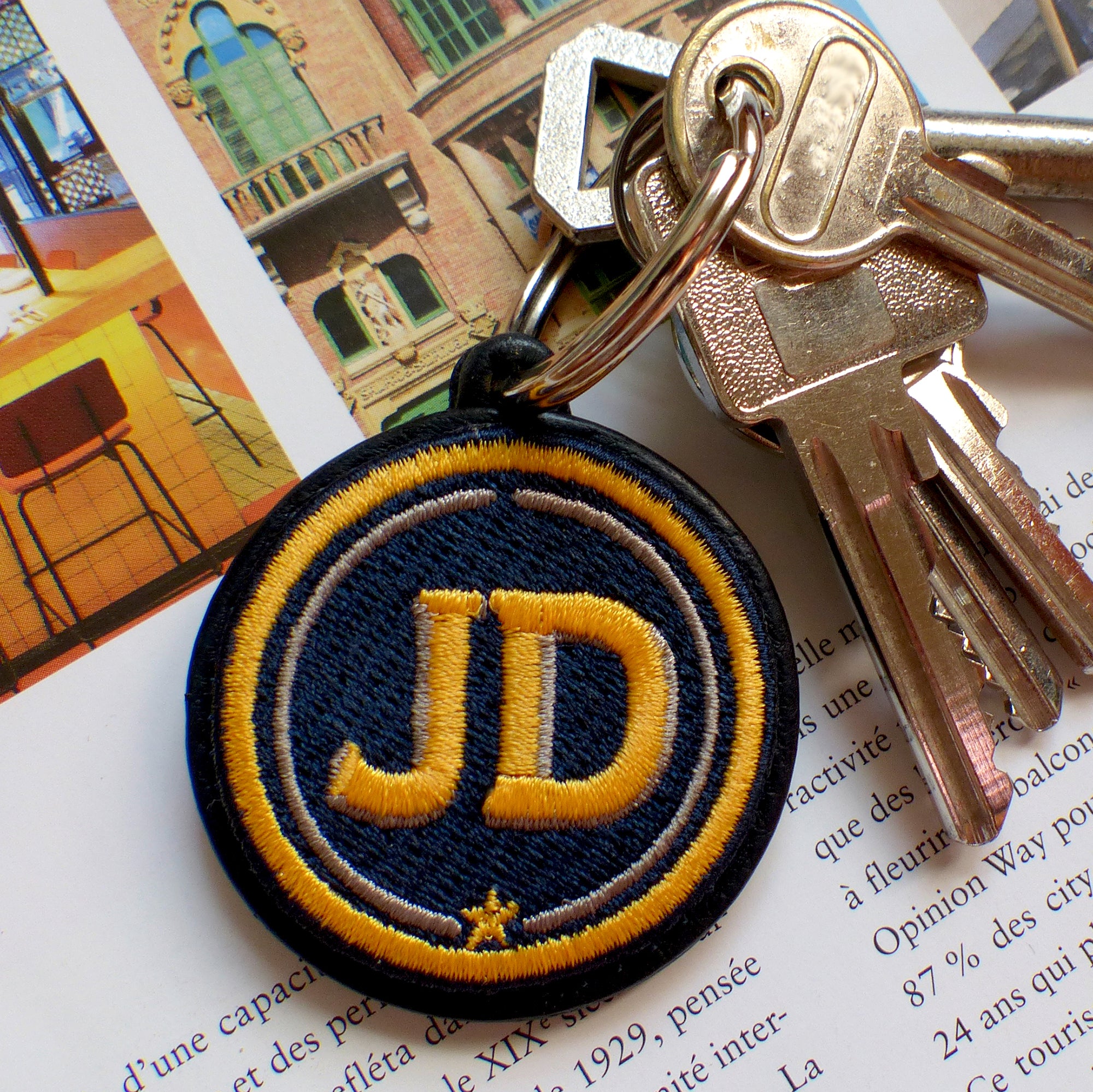 Schlüsselanhänger INITIALEN · gelb/beige