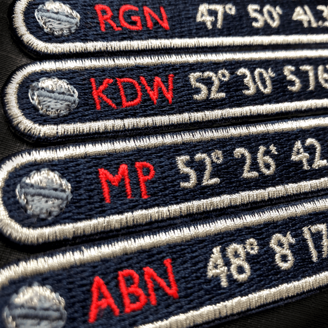 KOFFER PATCH: INITIALEN + GPS KOORDINATEN BLAU · personalisierbar