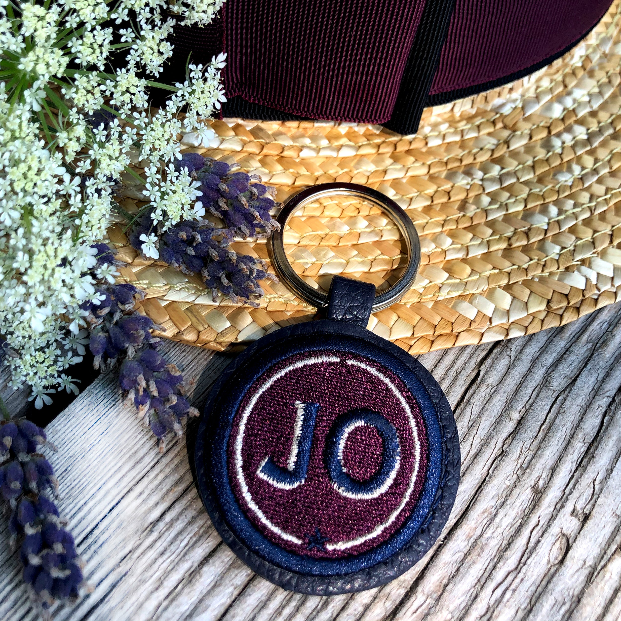 Schlüsselanhänger INITIALEN · bordeaux · personalisierbar