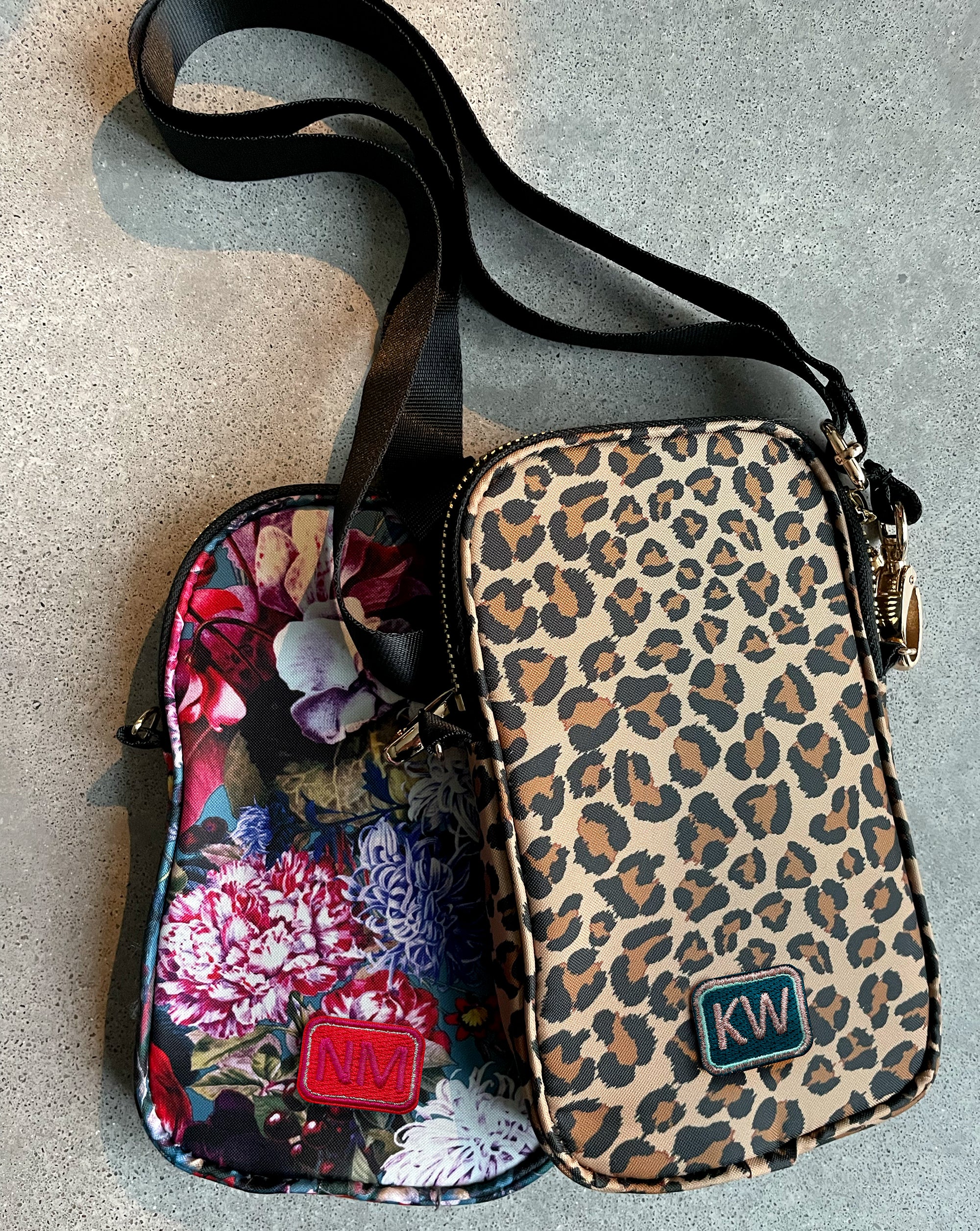 Cross Bag Blumenbouquet mit Initialen-Patch