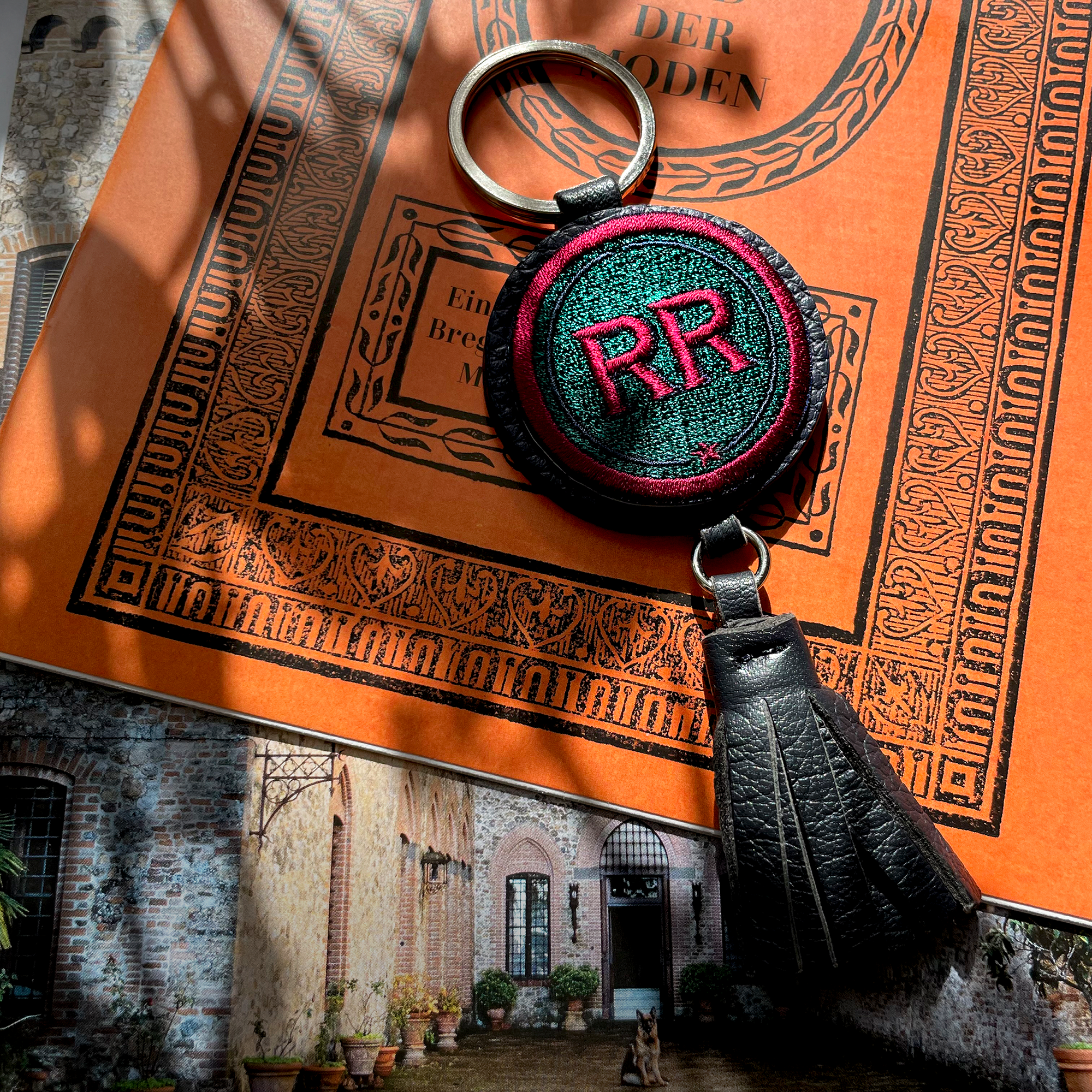 Schlüsselanhänger INITIALEN · dunkelgruen · mit Tassel · personalisierbar