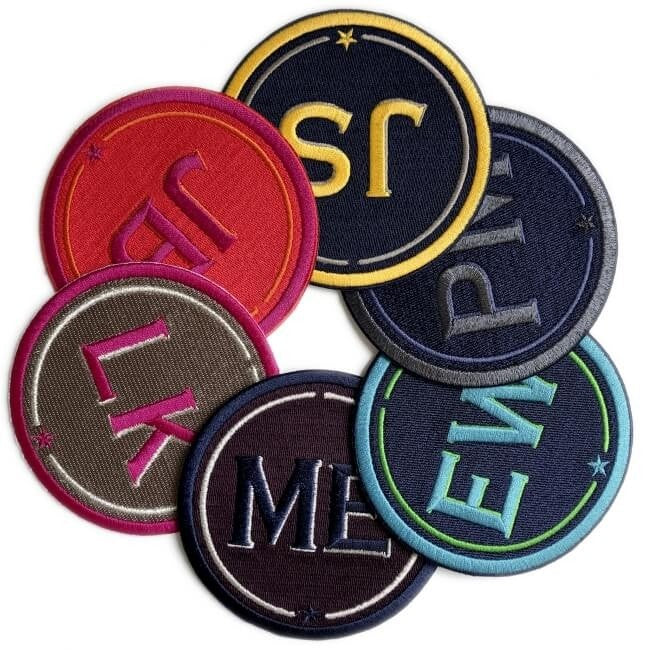 Label INITIALEN · 9cm · anthrazit metallic/marine · personalisierbar