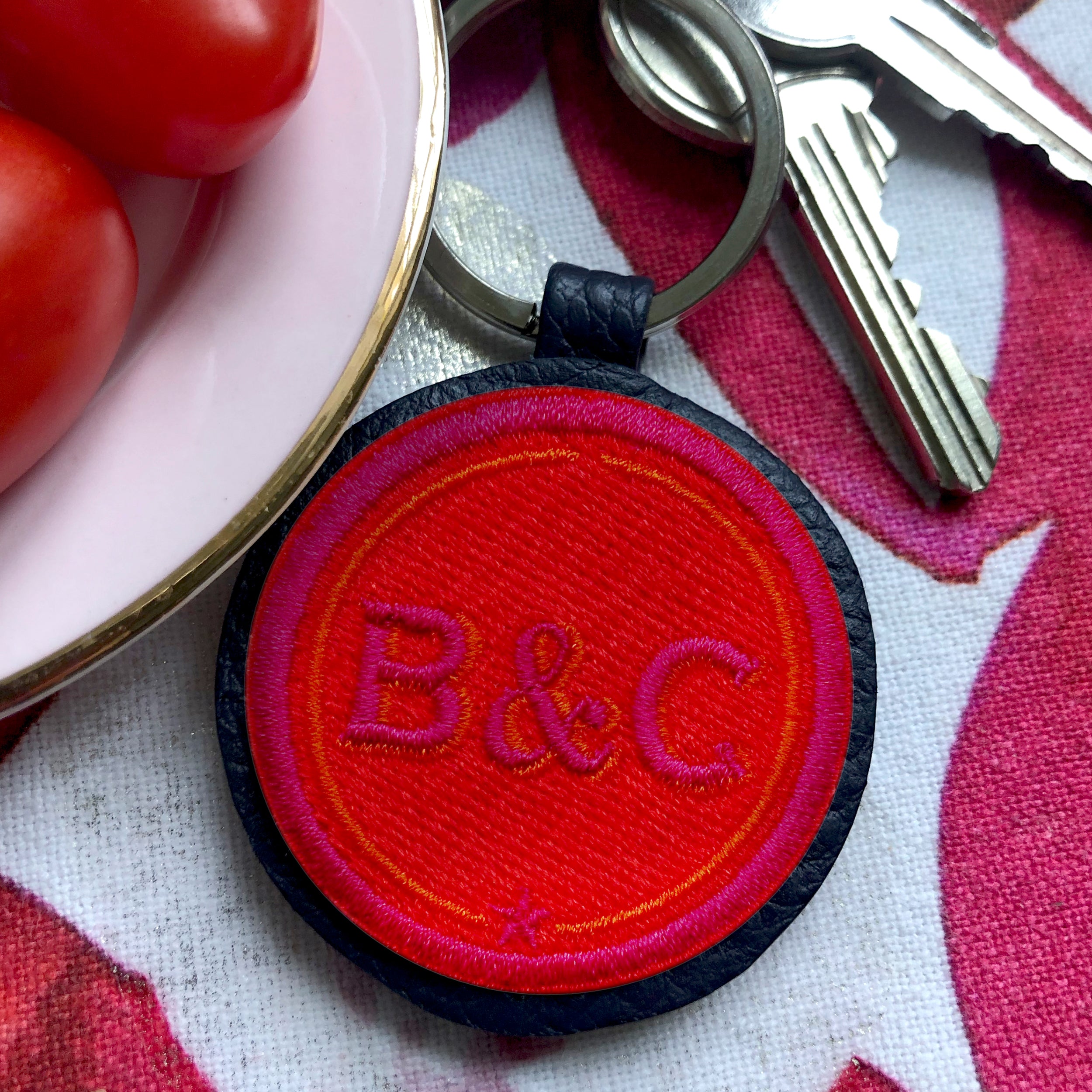 Schlüsselanhänger INITIALEN · rot/pink · personalisierbar