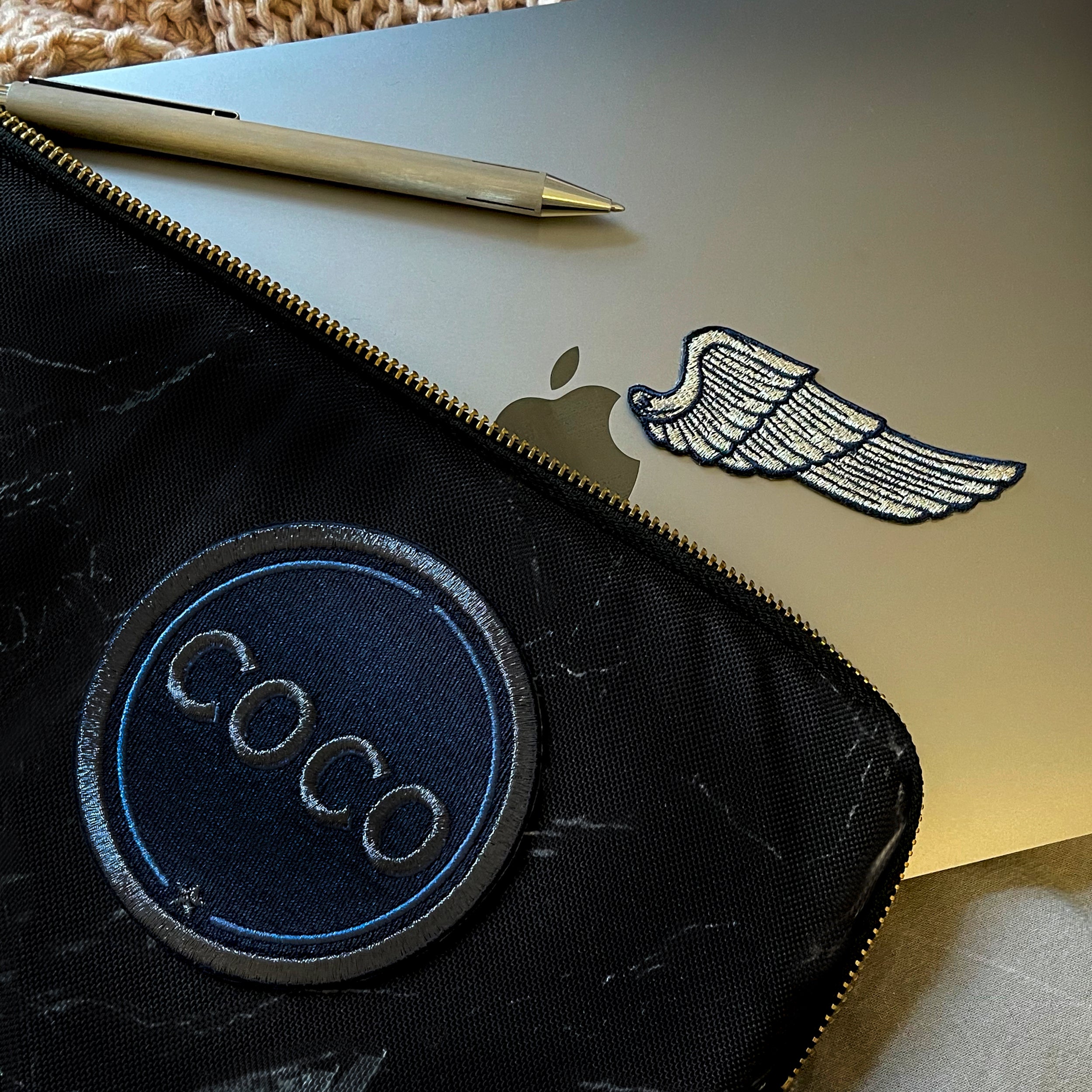 Label INITIALEN · 9cm · anthrazit metallic/marine · personalisierbar