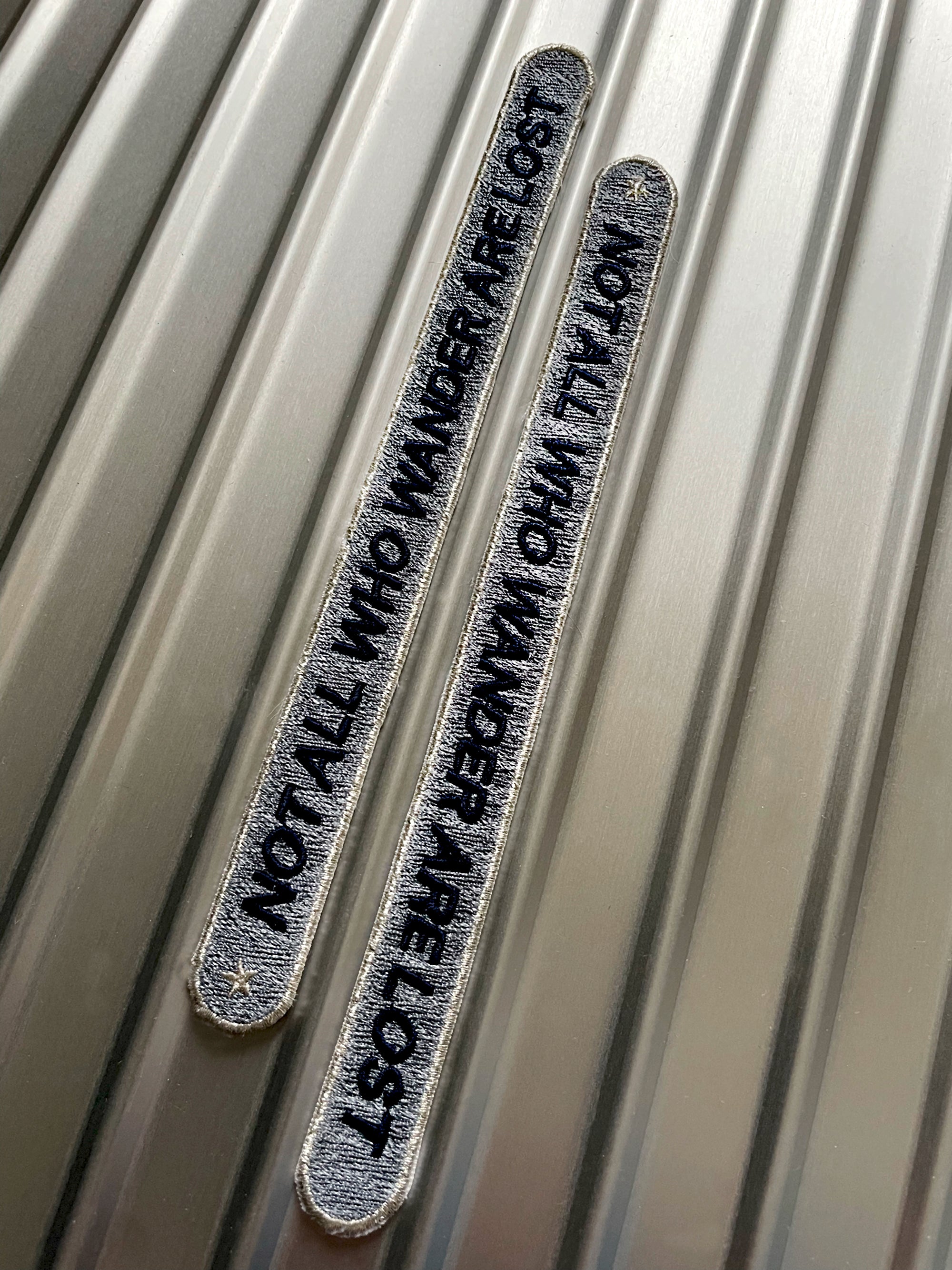 KOFFER PATCH: NOT ALL WHO WANDER...GRAU