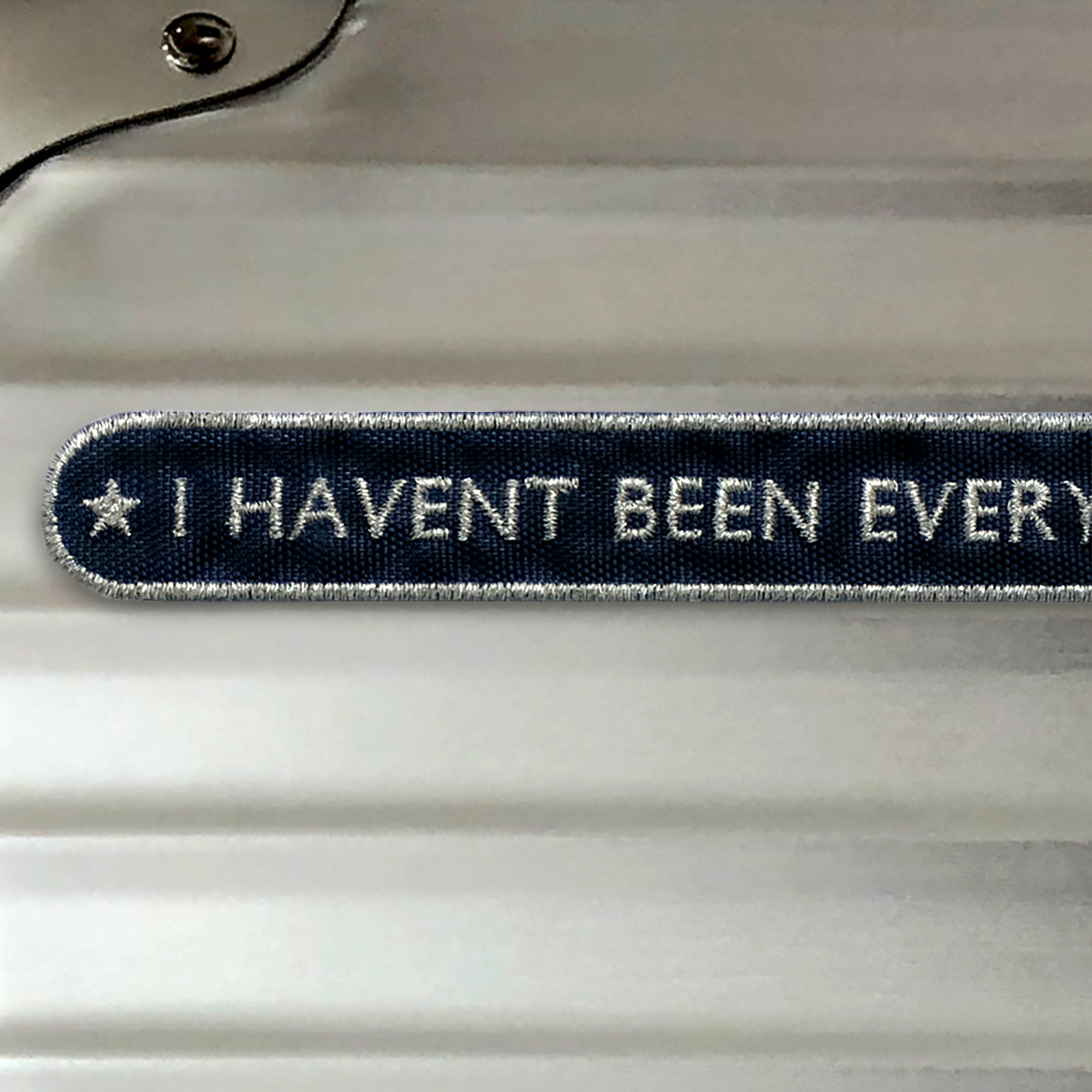 KOFFER PATCH: EVERYWHERE · dunkelblau/silber