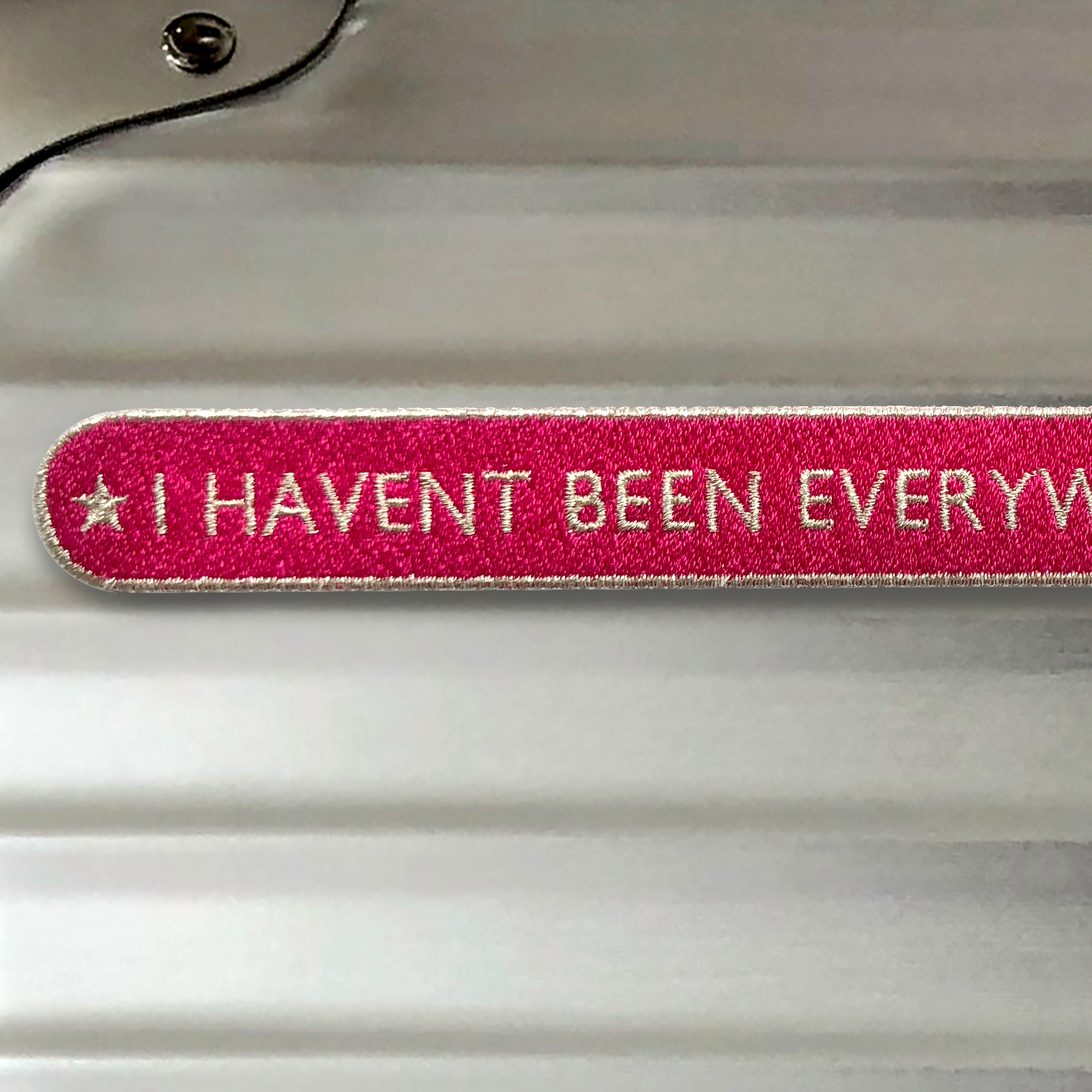 KOFFER PATCH: EVERYWHERE · pink/silber