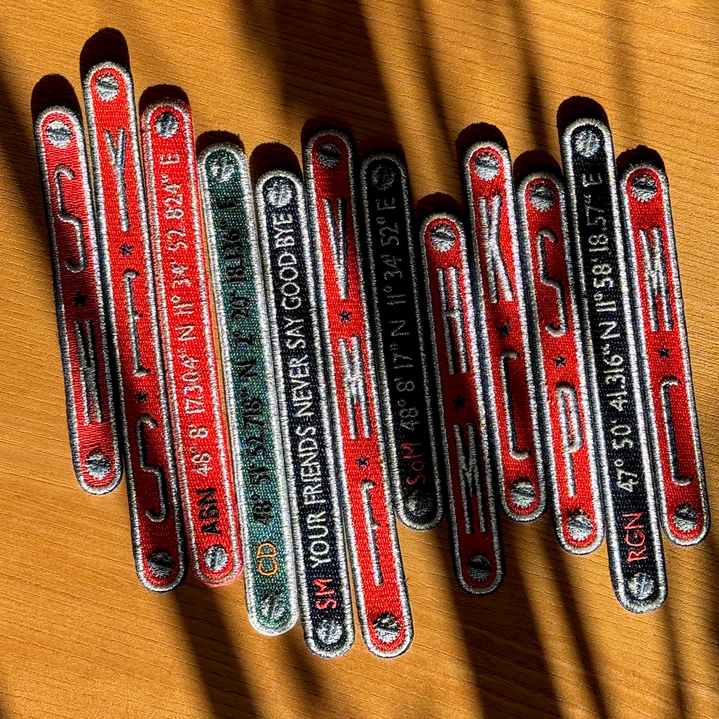 KOFFER PATCH: INITIALEN VERTIKAL 2L · rot/dunkelblau/silber · personalisierbar