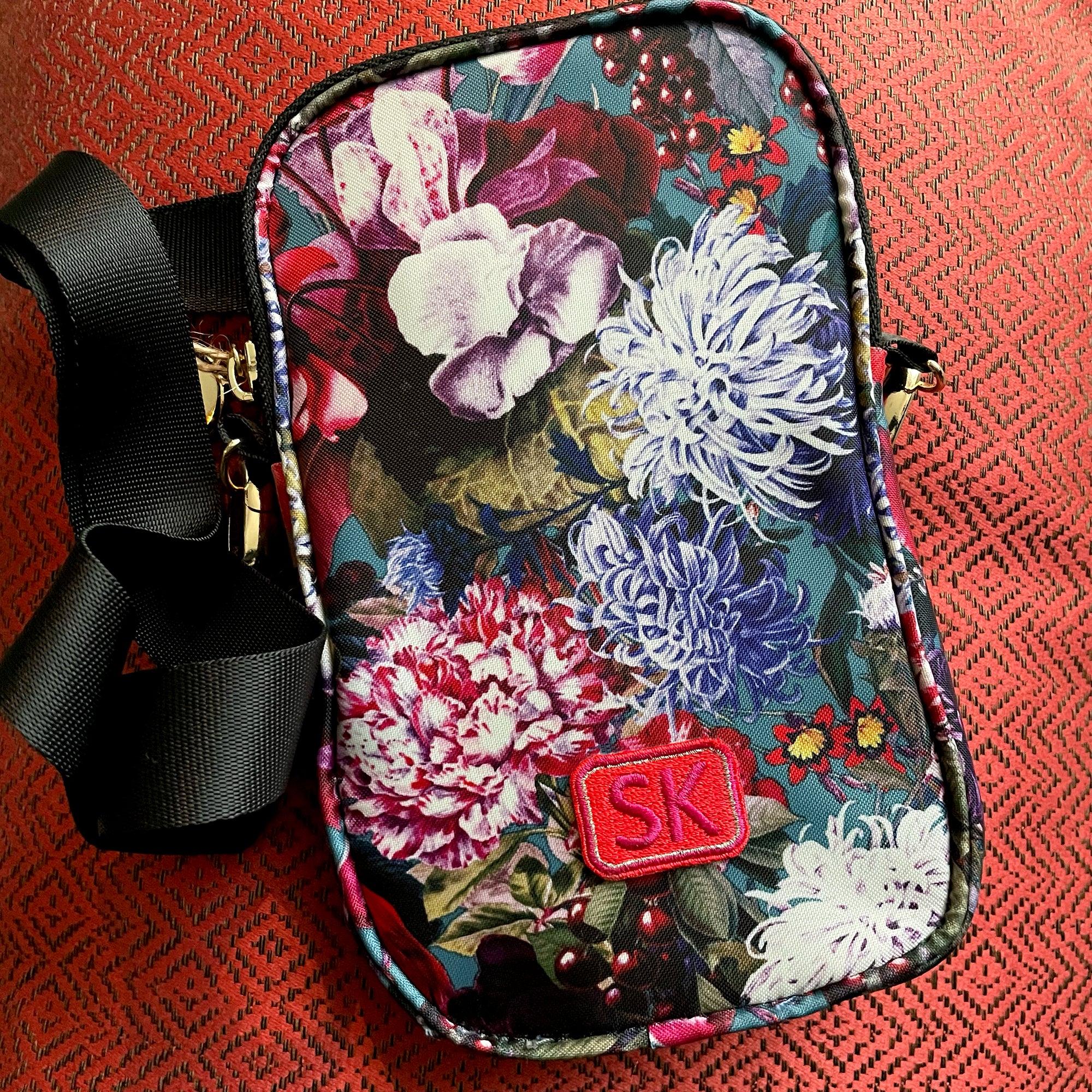 Cross Bag Blumenbouquet mit Initialen-Patch