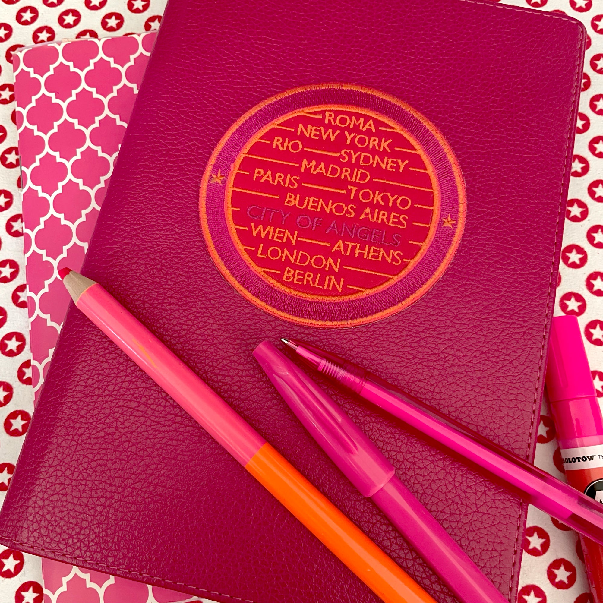 Label CITIES · rot/pink · personalisierbar