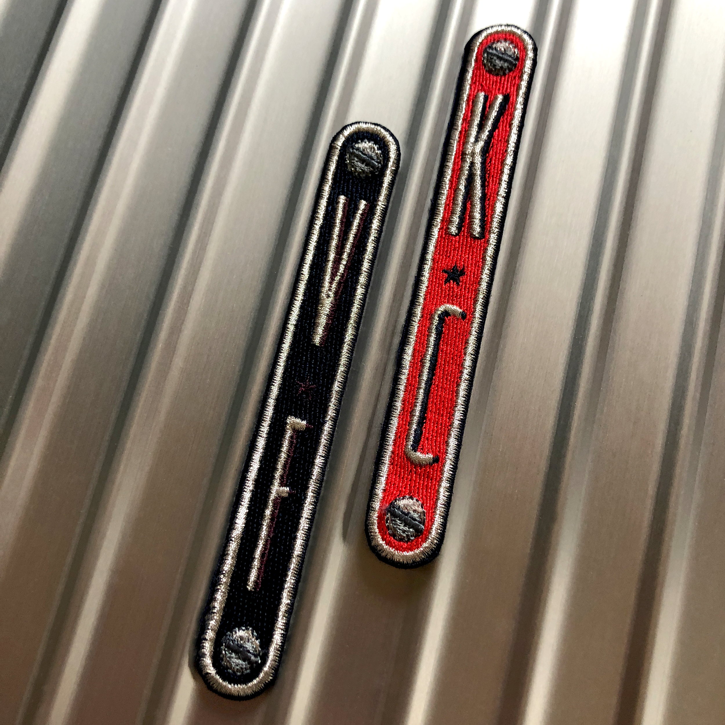KOFFER PATCH: INITIALEN VERTIKAL 2L · rot/dunkelblau/silber · personalisierbar