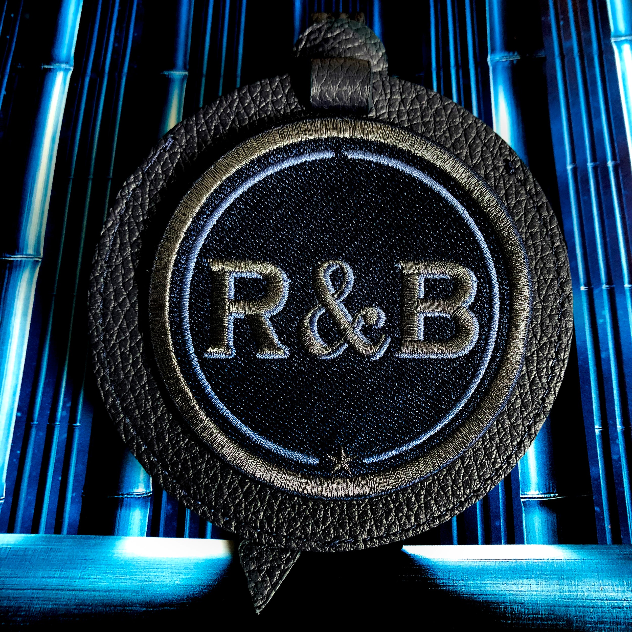 Label INITIALEN · 9cm · anthrazit metallic/marine · personalisierbar