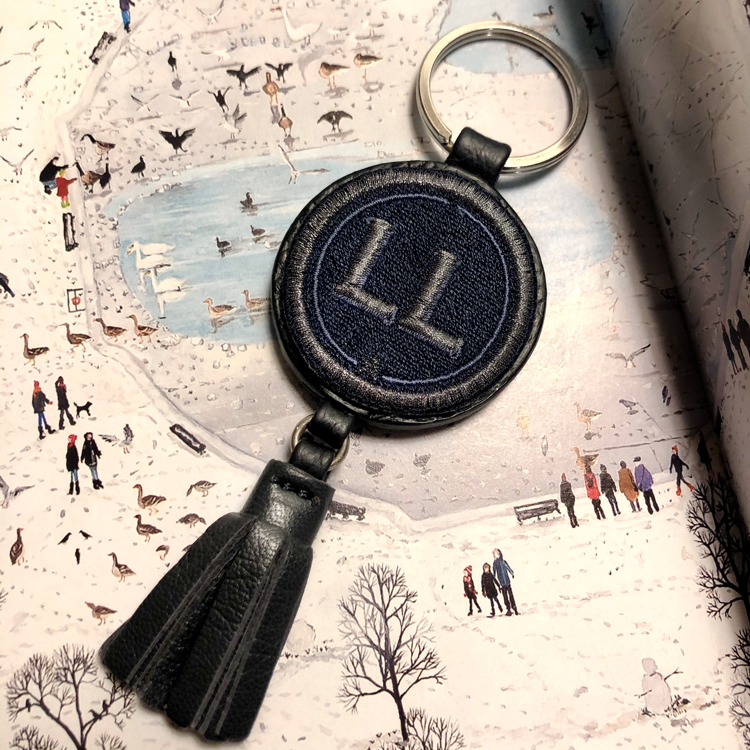 Schlüsselanhänger INITIALEN · anthrazit metallic/marine · mit Tassel · personalisierbar