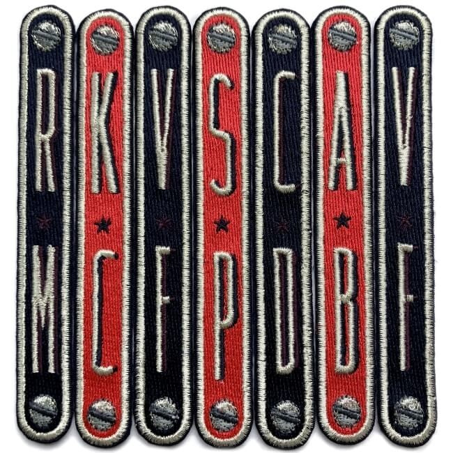 KOFFER PATCH: INITIALEN VERTIKAL 2L · dunkelblau/bordeaux/silber · personalisierbar