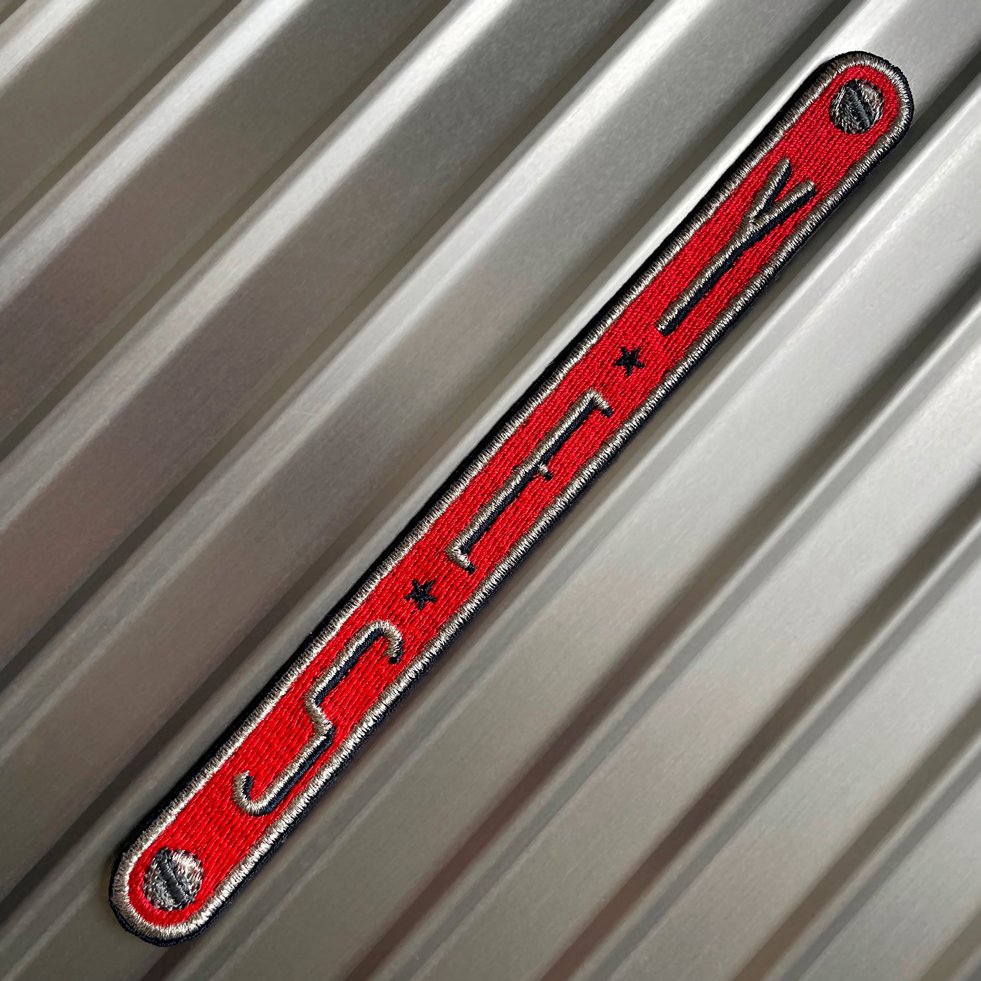 KOFFER PATCH: INITIALEN VERTIKAL 3L · rot/dunkelblau/silber · personalisierbar