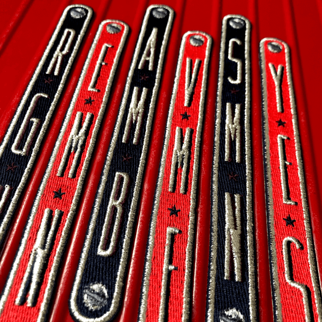 KOFFER PATCH: INITIALEN VERTIKAL 3L · rot/dunkelblau/silber · personalisierbar