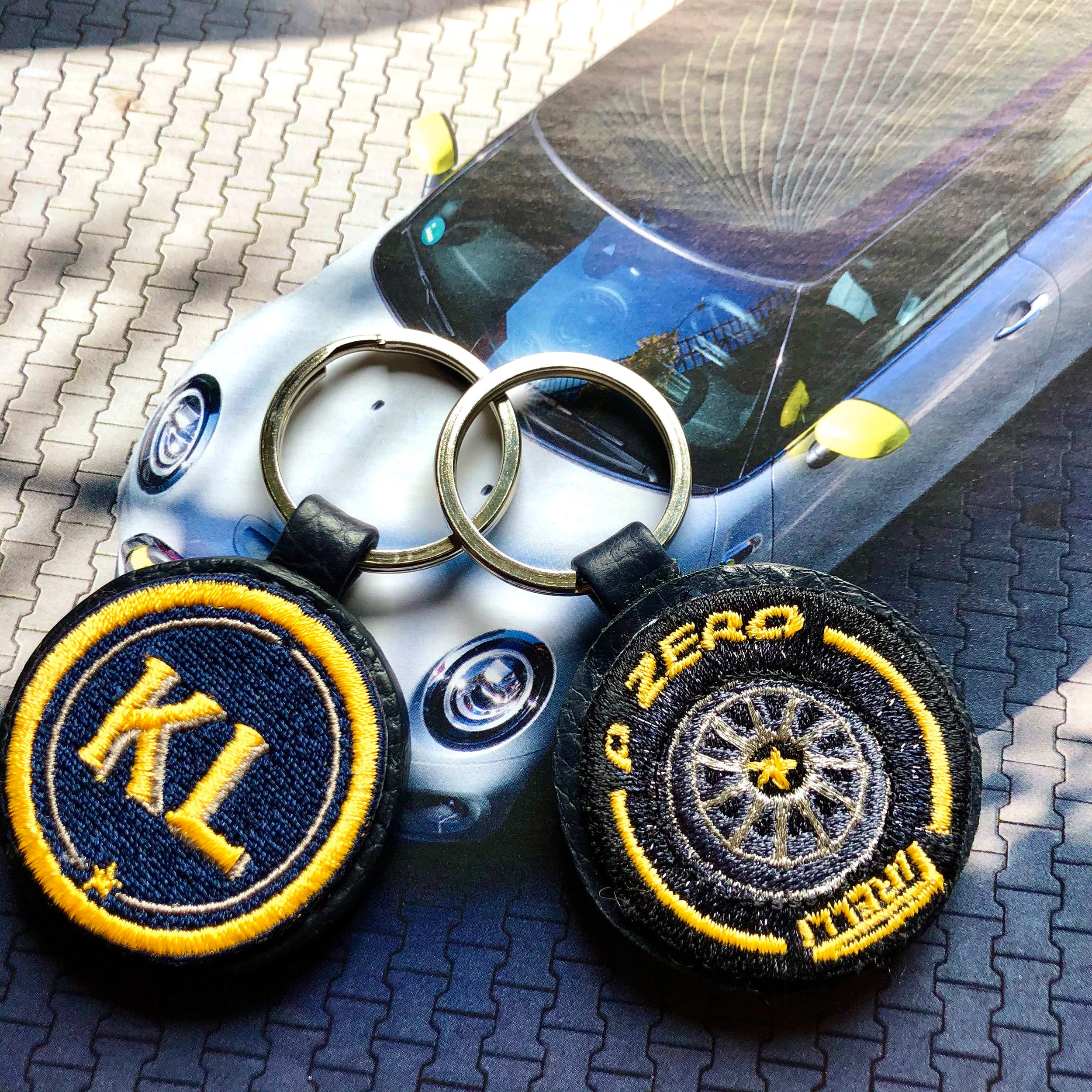 Schlüsselanhänger INITIALEN · gelb/beige