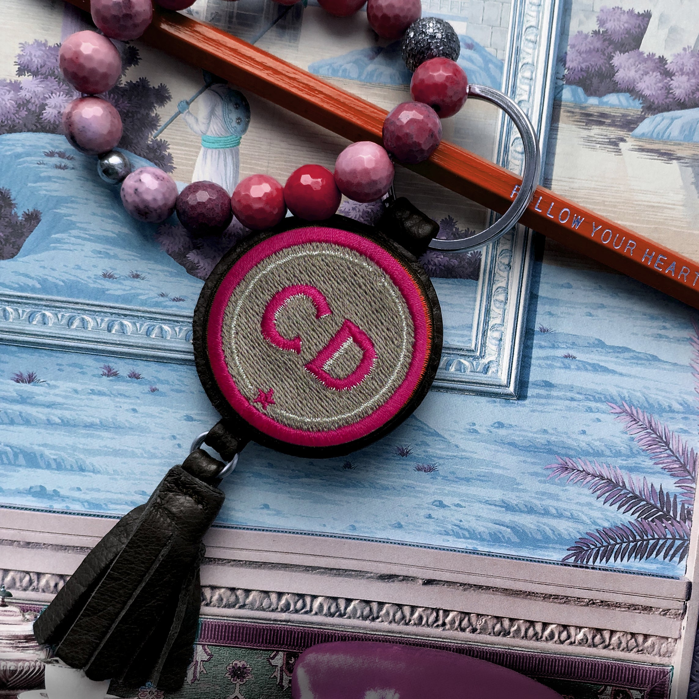 Schlüsselanhänger INITIALEN · beige · mit Tassel · personalisierbar