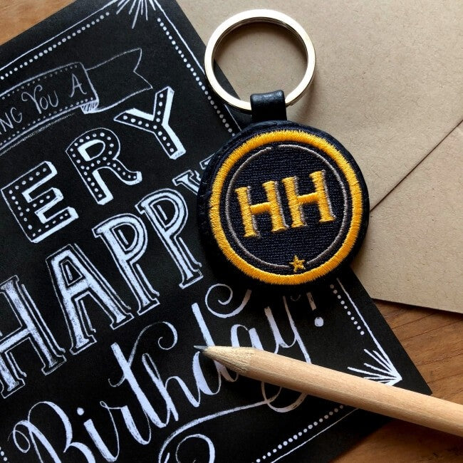 Schlüsselanhänger INITIALEN · gelb/beige