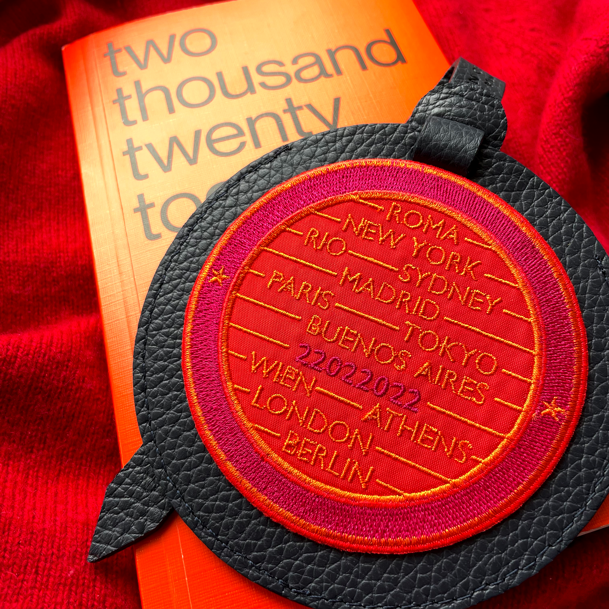 Gepäckanhänger CITIES · rot/pink · personalisierbar