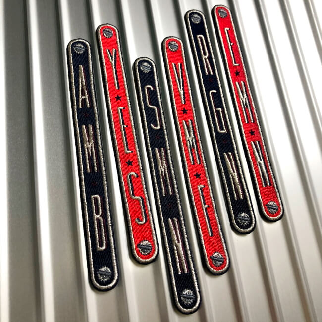 KOFFER PATCH: INITIALEN VERTIKAL 3L · rot/dunkelblau/silber · personalisierbar