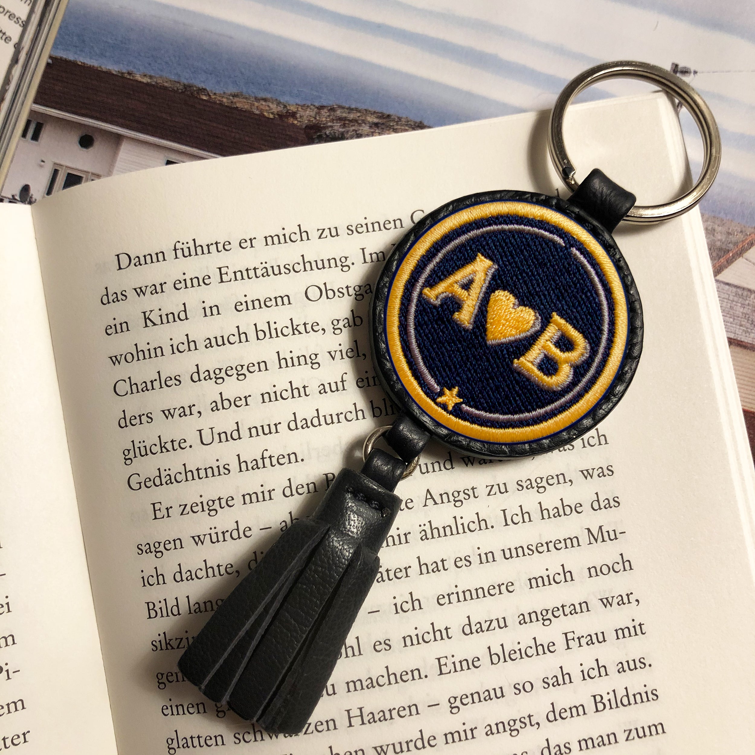 Schlüsselanhänger Love · gelb/beige · mit Tassel · personalisierbar