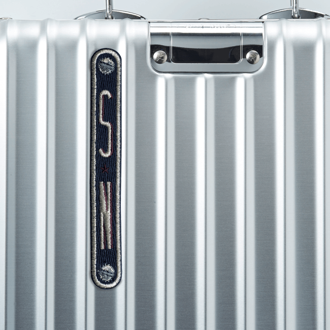 KOFFER PATCH: INITIALEN VERTIKAL 2L · dunkelblau/bordeaux/silber · personalisierbar