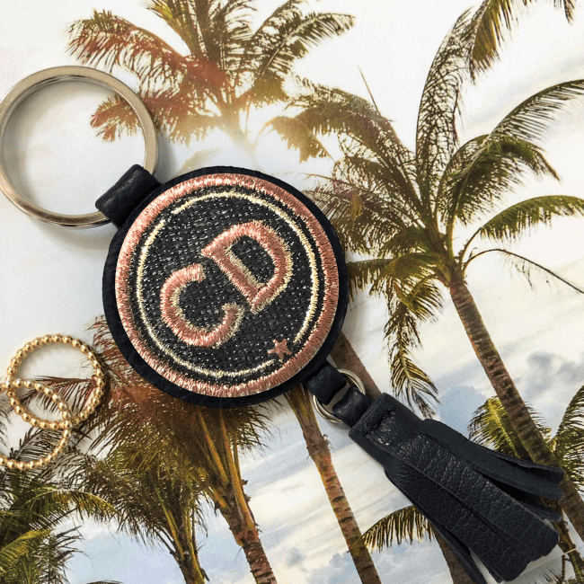 Schlüsselanhänger INITIALEN · grau/metallic · mit Tassel · personalisierbar